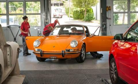 køretøjets dele. Efter restaureringen har Porschens karrosseri genvundet sin oprindelige pragt.