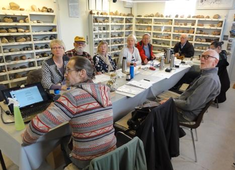 Medlemsmødet i stenmuseet den 6. maj. Medlemsmødet blev holdt i Davinde Stenmuseum fra kl. 14 til 16, hvor Ole Allan var foredragsholderen over emnet "Bjergartsdannende mineraler".
