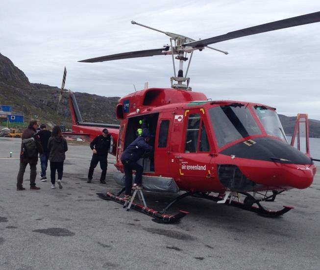 Figur 2.1: Helikopter (Bell 212) i den nuværende heliport i tilknytning til Qaqortoq by. 2.3 Lovgrundlag og naturkonsekvensvurdering (NKV) Projektet vedrørende anlæg af lufthavnen nord for Storefjeld er omfattet af 41 i "Landstingslov nr.