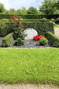 Kistegravsted med 40 % plæne enkelt gravsted Findes på Fonnesbæk Gravstederne har obligatorisk vedligeholdelse af plænedelen, Der indbetales for en fredningsperiode (30 år for kistebegravelse).