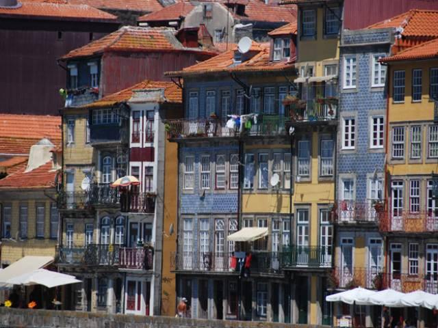 Overalt på ejendommen - inde såvel som ude - åbenbarer der sig den ene bjergtagende udsigt efter den anden; over Douro floden der løber langt nede imellem de terrasseopdelte skråninger og grønne