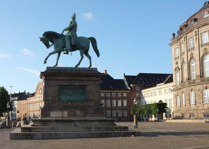 Introduktion På baggrund af anbefalinger fra Politiets Efterretningstjeneste (PET) har Folketinget og Slots- og Kulturstyrelsen iværksat en områdesikring af Christiansborg Slot.