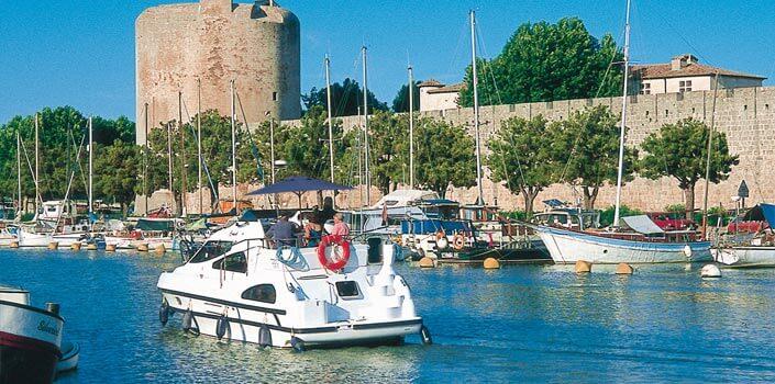 Camargue Blot et stenkast fra Middelhavet kan du fra din flodbåd opleve Canal du Rhône à Sète og Camargueregionens spændende kanaler.