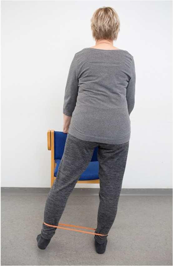 ØVELSE 13 Rejs dig og sæt dig med hænderne strakt frem for kroppen. Sørg for at hofte, knæ og ankel peger i samme retning.