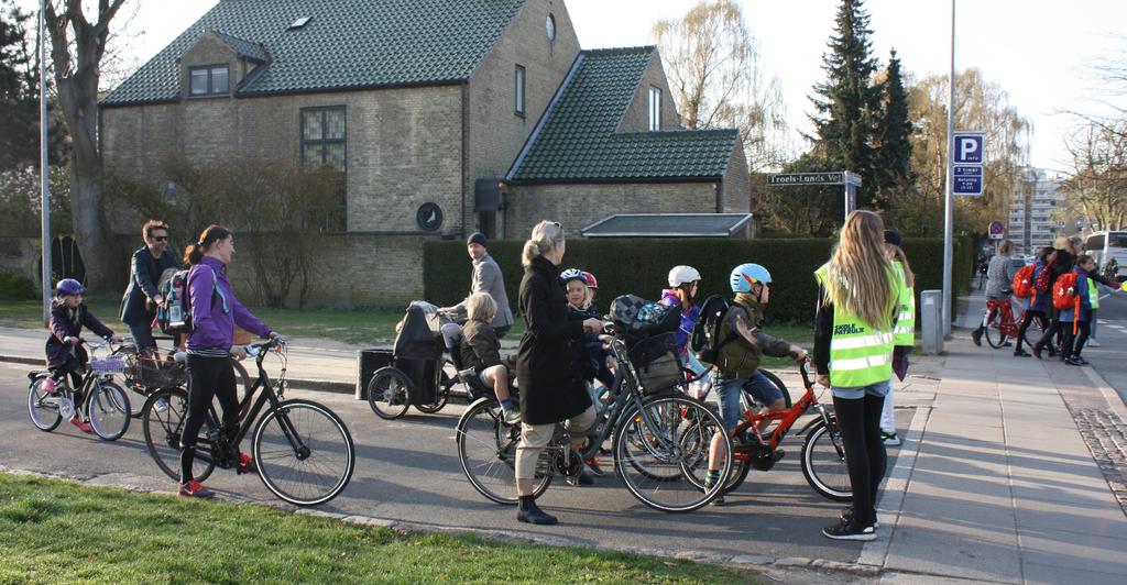 BØRN PÅ CYKEL Status 2016 79% Mål 2018 af børnene i daginstitution går eller cykler til og fra institutionen sammen med deres forældre* 95 % 46% af forældrene på Frederiksberg føler sig trygge ved at