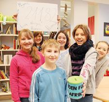 Elever fra Hiort Lorenzen-Skolen i Slesvig har indsamlet 5000 kroner. Der er fuldt hus til jobinfomessen på Duborg Skolen. 13.