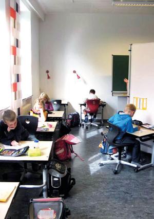 Eleverne i Satrup Danske Skole har deres eget lille kontor, hvor de kan arbejde i fred og ro. til den endelige ordlyd, må vi tage stilling til, hvad det vil betyde for Skoleforeningen.