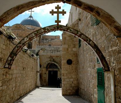 Her er hellige steder for jøder, kristne og muslimer og alle store kirkesamfund er repræsenteret.