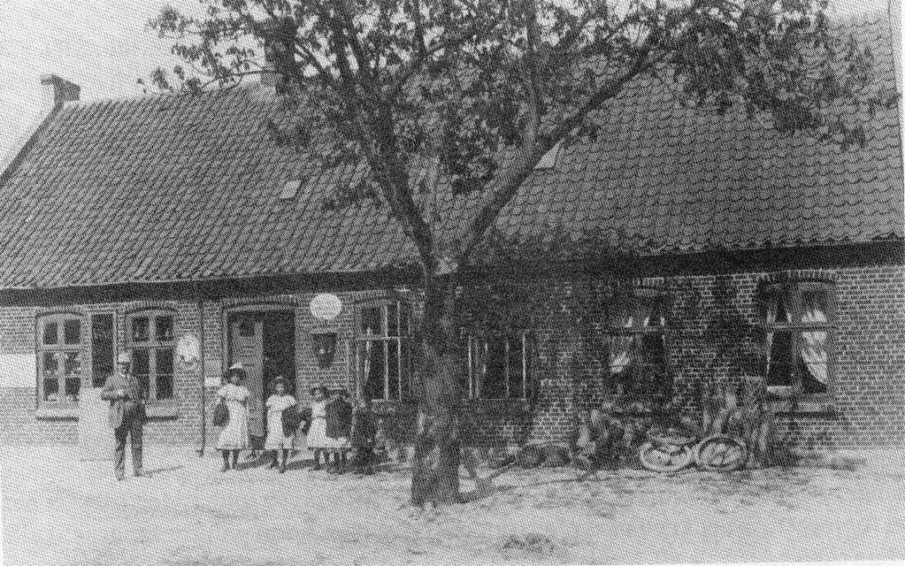 Købmand Uhrbrands butik (senere Vilhelm Foged og Bent Enemark) omkring 1900.