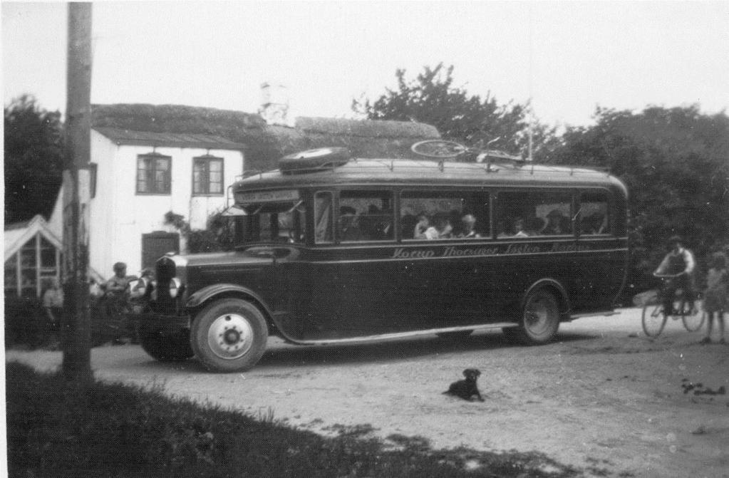 Sechers rutebil foran Paphuset, 1930 erne.