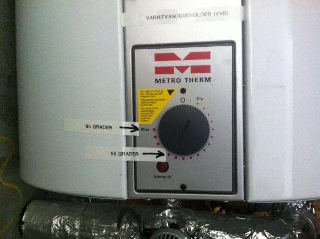 Rengøring: Varmtvandsbeholder og måler kan aftørres med en fugtig klud.