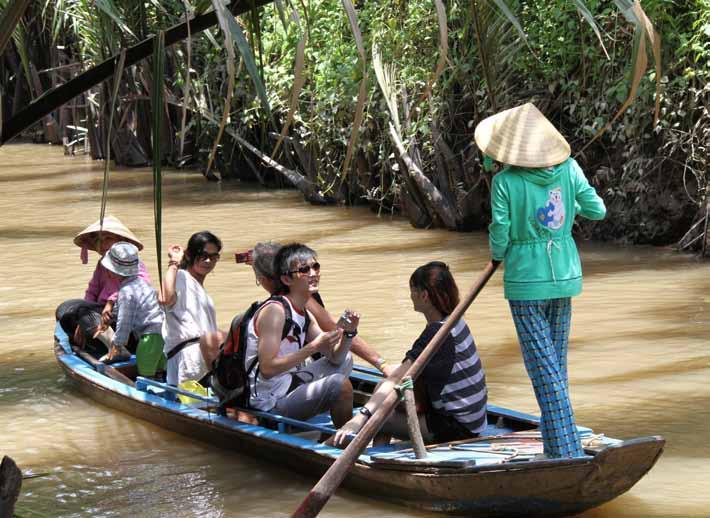 Rejsens navn Destination med dansk rejseleder I Mekong Deltaet skal vi på sejlture med flere forskellige både, her robåde der kan komme igennem de smalle kanaler.