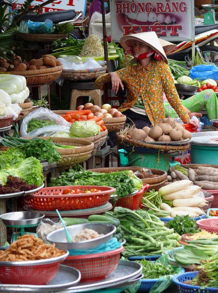 De vietnamesiske markeder bugner af friske grøntsager,