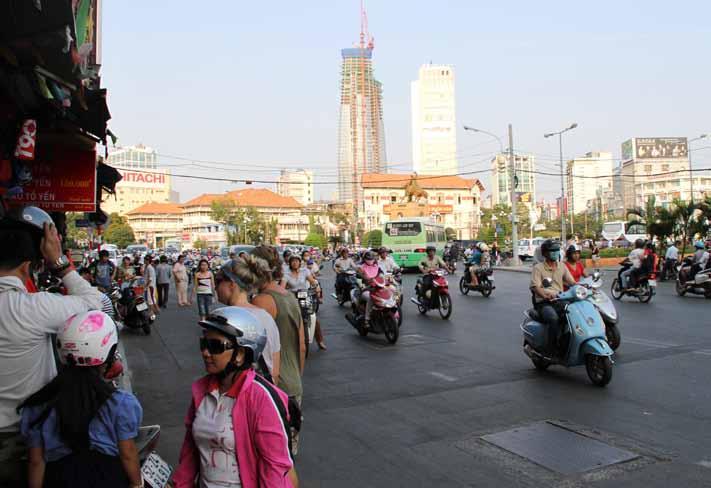 Frem for at tage bilen, vælger mange vietnamesere at tage knallerten - den er billig i drift og langt hurtigere i storbytrafikken. at bruge størstedelen af dagen i bussen.