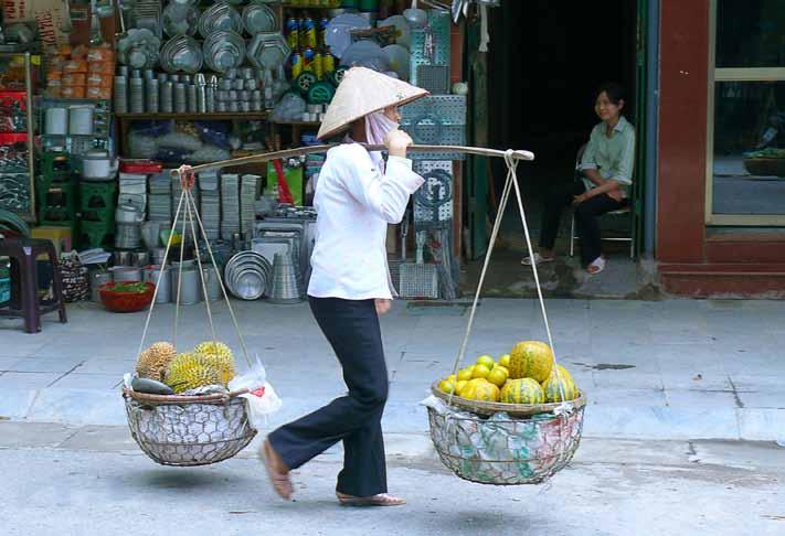 Hver morgen myldrer gaderne med handlende, som drager ud i byen for at sælge frugt og grønt.