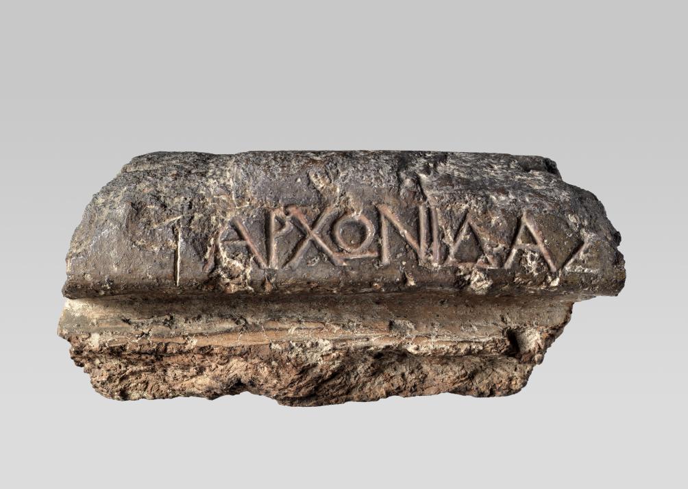 Fig. 13 Fragment af græsk forrådskar med navne-indskrift. Depositum i Nationalmuseets Antiksamling. Foto Nationalmuseets Antiksamling.