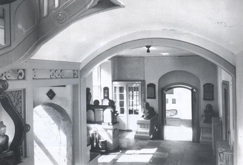 Fig. 3 Bispegården: forhallen. Foto fra omkring 1960.