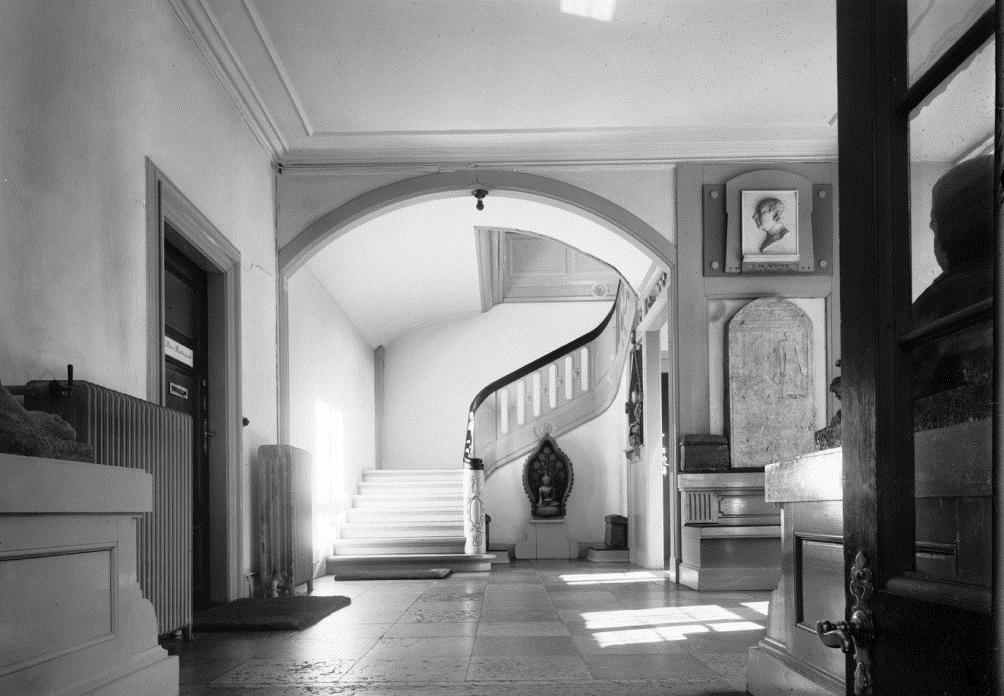 Fig. 4 Bispegården: forhallen. Foto fra omkring 1940. svarer til den i dag. F.eks. omtales... Forpladsen i nederste etage, Pillen ved det andet Vindue,.