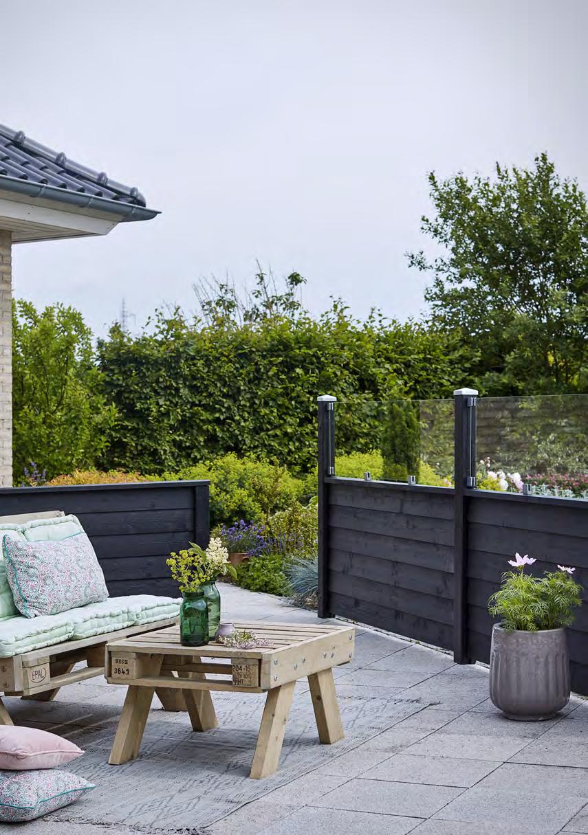 HEGN MED UDSIGT SKAB LÆ OG HAVEHYGGE HELE ÅRET Det nye PLUS Klink profilhegn er ideelt til at skabe en fleksibel, naturlig og tryg ramme om haven eller terrassen.