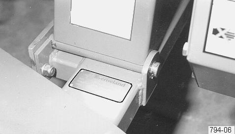 8 Maskinidentifikation Maskinnummer og fabrikant kan aflæses på metalpladen A. Straks ved maskinens levering noteres maskinnummer samt leveringsår i efterfølgende skema.