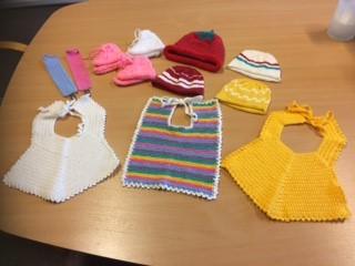 Babytøj til fertilitetsklinikken i Fredericia Der er har været god tilmelding af strikkere, som gerne vil hjælpe.