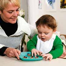 7-8 måneder sen overgangsperiode De fleste børn kan i 7-8-måneders-alderen sidde selv og få mad. Ved 8 måneder kan barnet tygge maden godt.