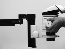 Montering af mikroskopholderen og stereomikroskopet Mikroskopholder fokusdrev Fjern sikringsskruen på forsiden af fokusdrevet. Hold mikroskopholderen sådan imod, at de to positionstappe (fig. 1.