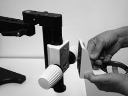 Løsn skruen (fig. 2.1) på mikroskopholderens ring. Sæt forsigtigt stereomikroskopet i mikroskopholderen med begge hænder. (Fig. 2) Stram skruen (fig. 2.1) fast igen på mikroskopholderen. Fig.