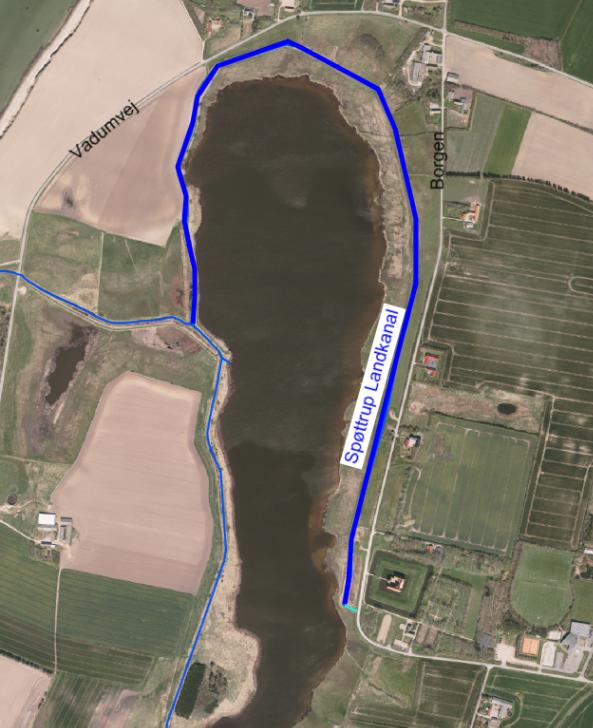 Spøttrup Landkanal er et kunstigt vandløb med et ringe fald på gennemsnitlig 0,2. Vandløbet er kanaliseret og har delvis blød bund. Luftfoto 2017. Spøttrup Landkanal er markeret med en tyk blå linie.