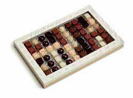 /mo SELECTED CHOCOLATES 108 STK, 1080 G / 108 stk delikatesse chokolader med marcipan, solbær, orange, mørk ganache, hindbær og lakrids.