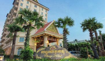 Hotellet har en flot udendørs pool, solterrasse, charmerende restaurant, bar, butik, fitnesscenter, spa, sauna og elevator. Værelserne er elegant møbleret i traditionel khmer-stil.
