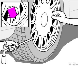 07 Hjul og dæk Skift af hjul Afmontering af hjul Hvis du skal skifte hjul på et trafikeret sted, skal du huske at stille advarselstrekanten ud. Reservehjulet ligger under afdækningen i bagagerummet.