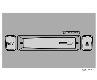 10 Infotainment Kassetteafspiller HU-450 10 Kassettelåge Skub kassetten ind i kassetteåbningen med båndets brede del mod højre. På displayet vises TAPE Side A.