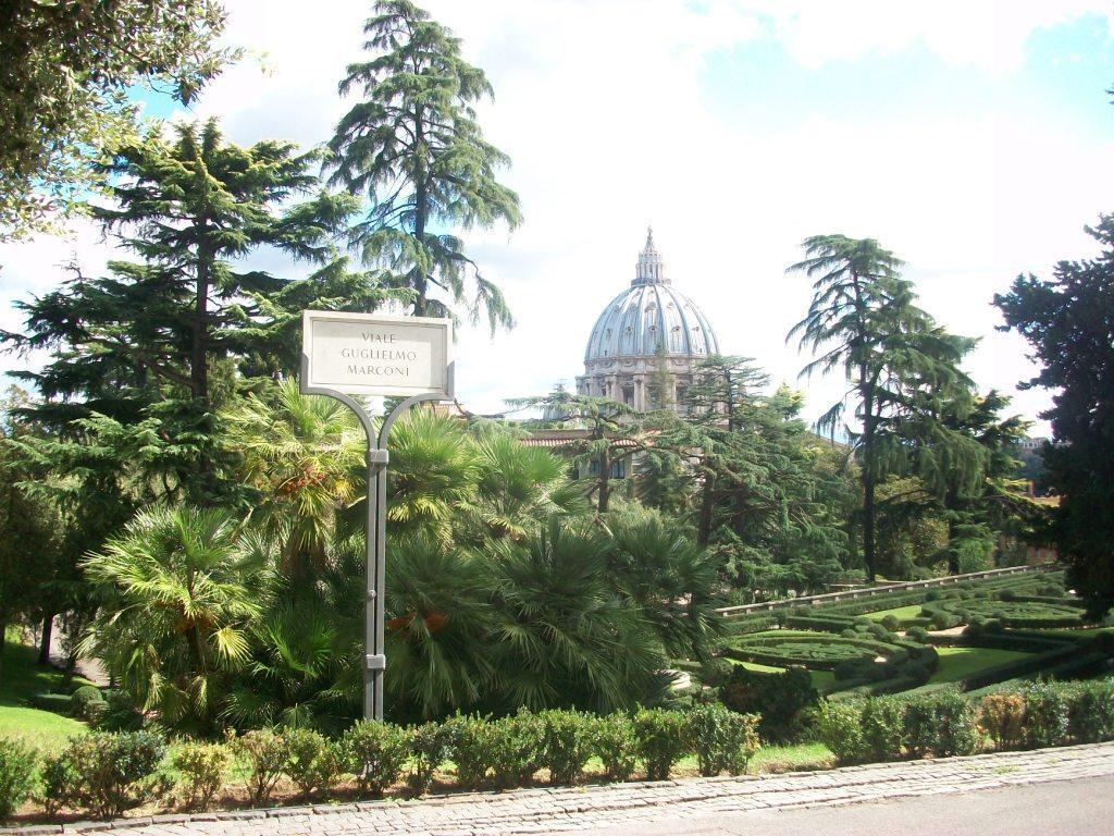 Vatikanstatens smukke, frodige park i september 2017. En heldagstur vil bringe os til Rom.