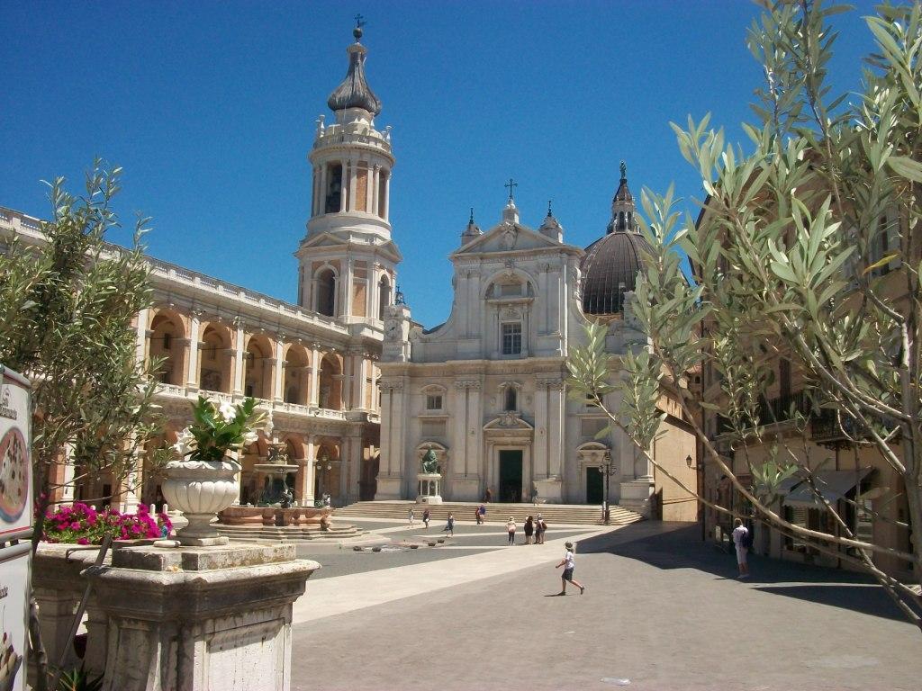 Basilikaen i Loreto, Italiens vigtigste og uendeligt smukt vibrerende