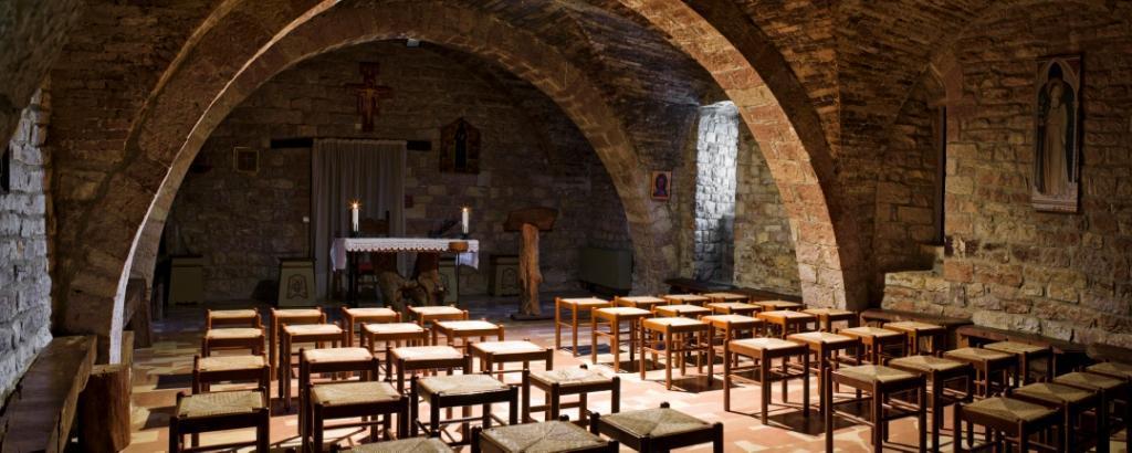 Hertil kommer fly, alle måltider og lommepenge. Måltider i Assisi kan gøres billigt, hvis du ønsker at forberede disse i CEFID s køkken.