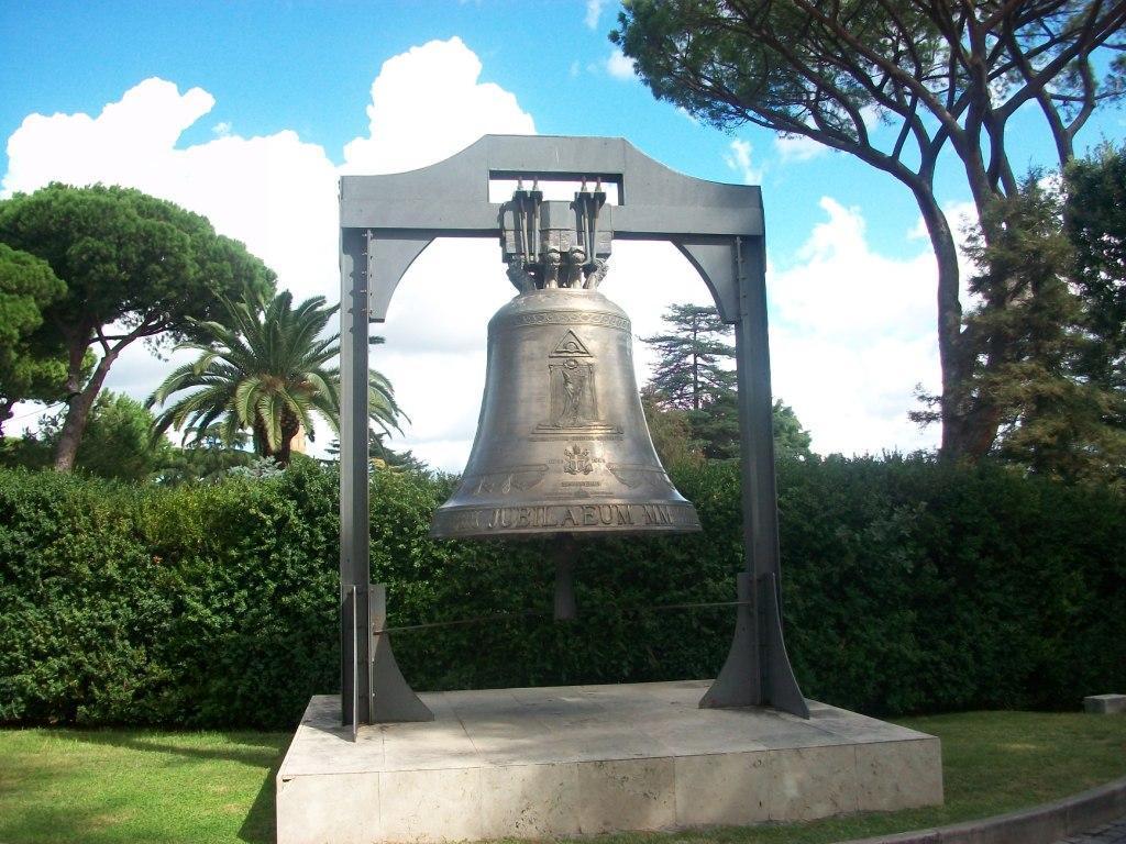 The Millennium Bell i Vatikanets Park, som Pave Johannes Paul II velsignede og ringede med, da vi gik ind i Det Nye Årtusinde.