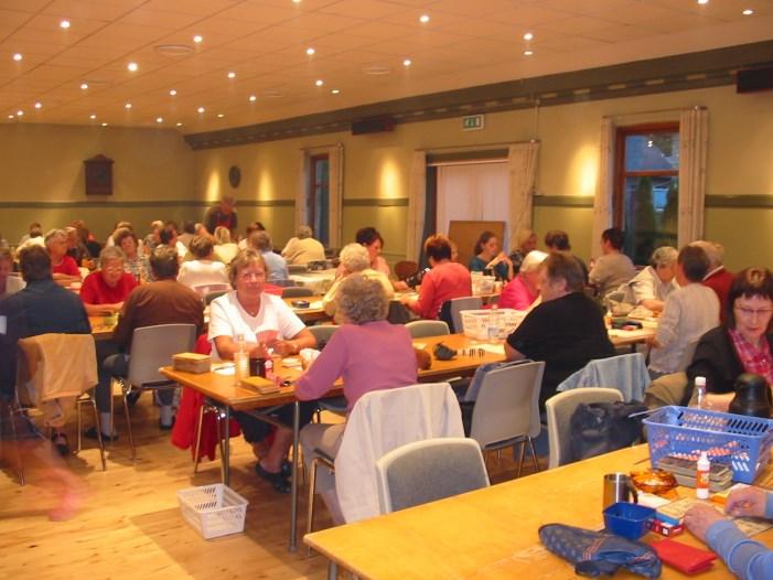 40 ÅR MED BANKOSPIL.. Mellem 90 og 105 mennesker samles hver mandag aften i Fjelsted Forsamlingshus for at spille banko.