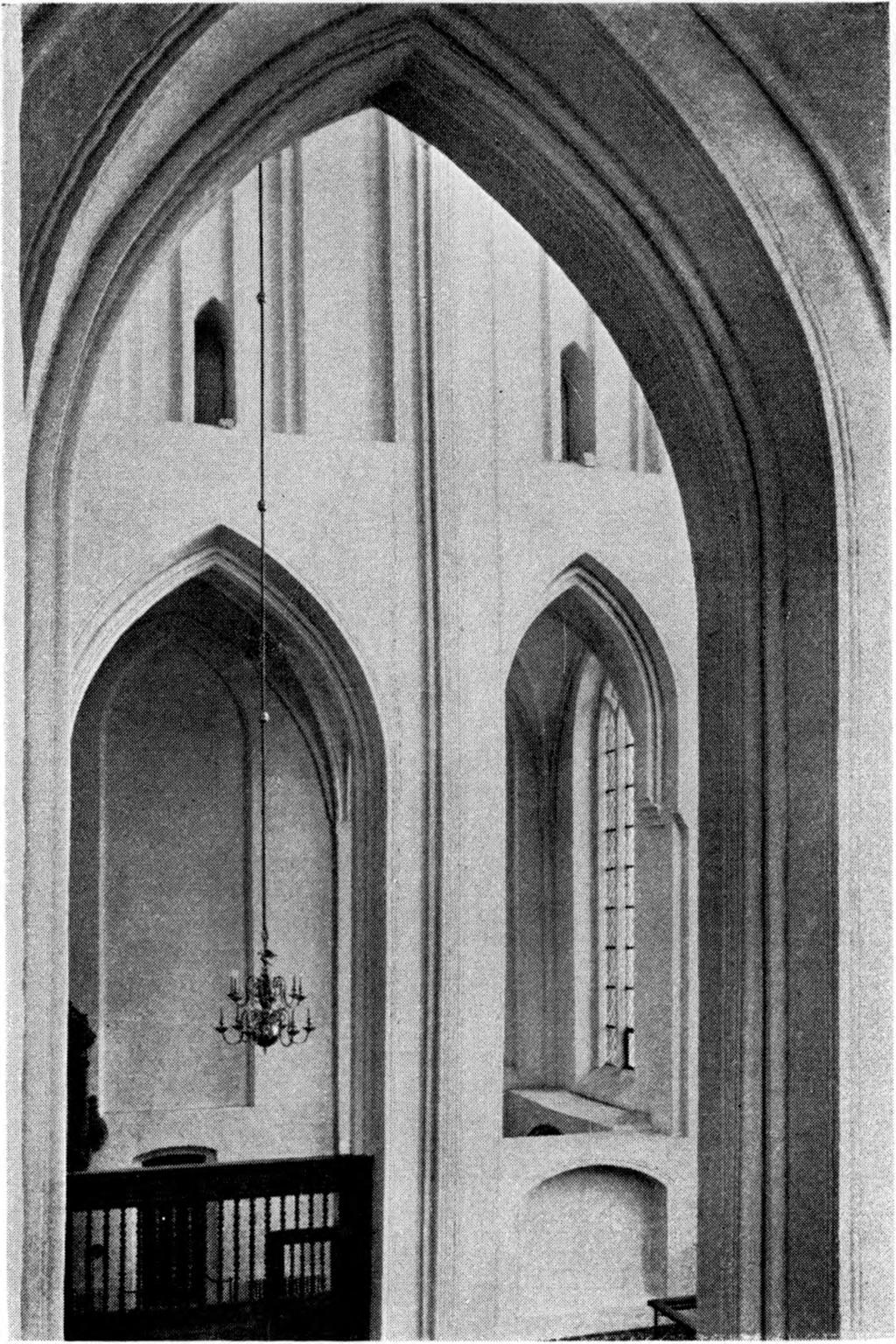 BYGNINGSHISTORIE 89 Fig. 32. Haderslev domkirke. Korets nordmur og nordre korsideskib, set fra sangerpulpituret (p. 89). L.