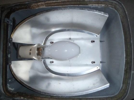 Eksempler på placering af kondensatorerne i armaturer til kviksølvdamplampe (øverst) og natriumlampe (nederst).