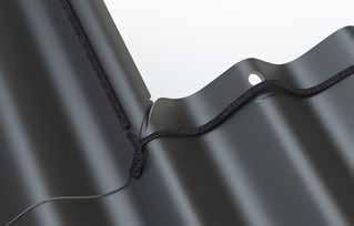 12 MONTAGEVEJLEDNING BØLGEPLADER Montering Cembrit PVC Skumstrimmel For at sikre tætheden på taget monteres 4,5 mm PVC Skumstrimmel på tværs af pladen.