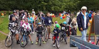 Cykelparkering: De børn der cykler i skole/sfo, skal stille deres cykler i cykelskuret på skolen (det sydlige cykelskur indgang fra Gl.