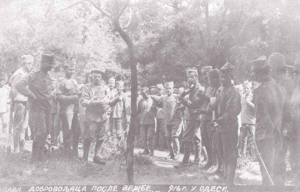 Српски добровољци са музичарима у Одеси 1916. године Прилазе војници вагонима па их пипају, загледају. Чисто их милују погледима. И сви једва чекају да већ једном отпочне укрцавање.
