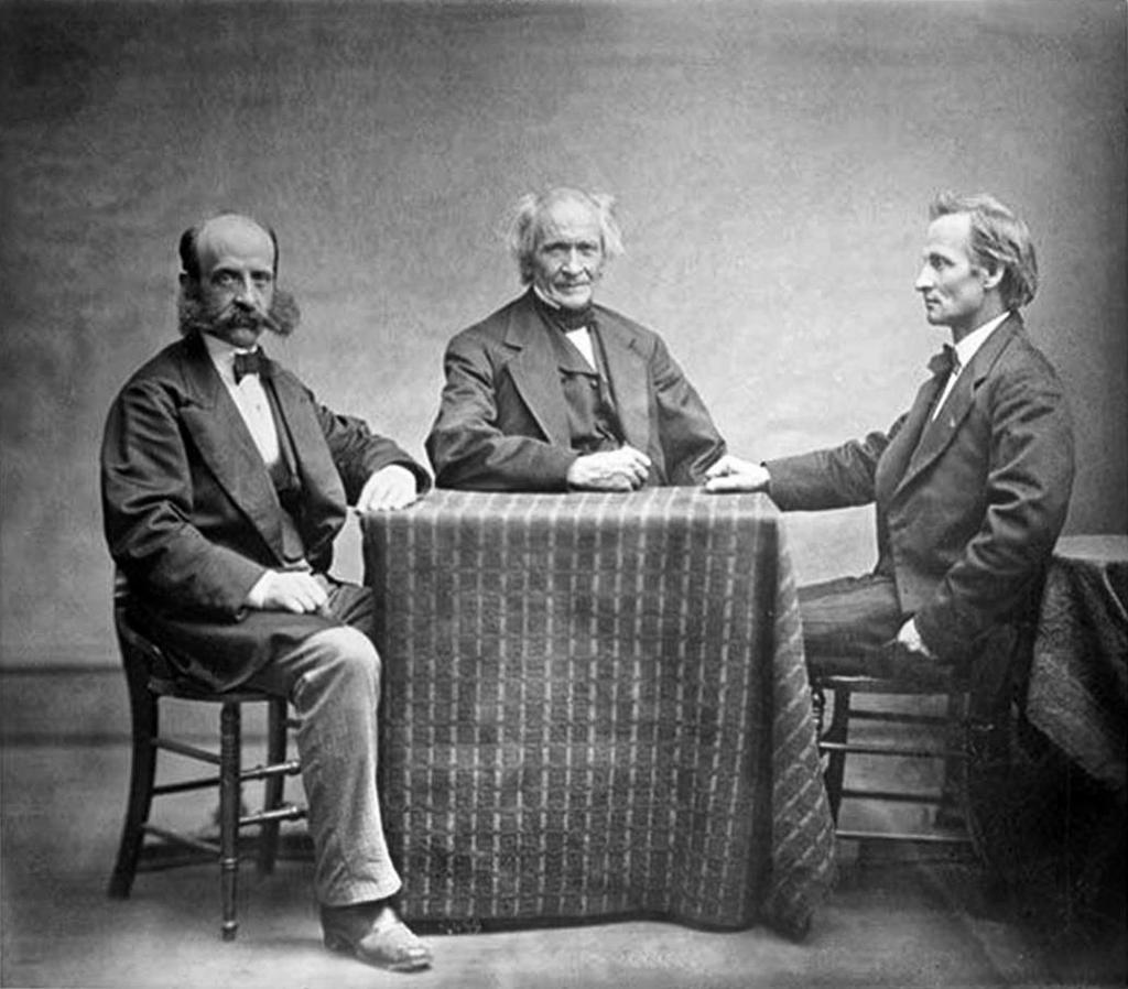 Alvan Clark (1804 1887) s svojima sinovoma. Znameniti optik brusilec leč je skupaj s svojima sinovoma osnoval podjetje, ki se je specializiralo za izdelovanje objektivov velikih refraktorjev. A.