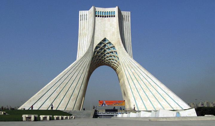 Dag til dag program Foto: Azadi monumentet i Teheran. 1. dag: Mod Iran Først på aftenen flyver vi fra København med Turkish Airlines via Istanbul til Iran. 2.