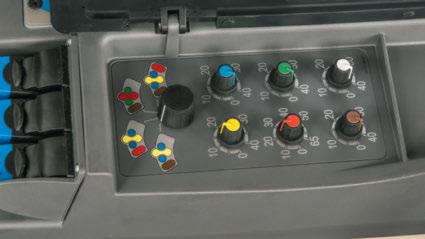 Der er styr på alt med knapperne på det komfortable multijoystick: Bageste lift, styreventiler, fartpilot og hastighedskontrol. Højre krydsgreb styrer 1. og 2. ventil.