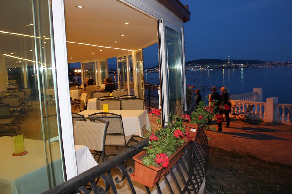 Faciliteter: Reception, restaurant med dejlig terrasse og udsigt over havet, poolområde og