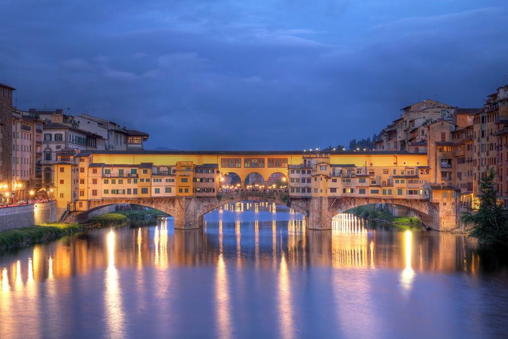 Dag 2 Palazzo Pitti og Bobolihaverne Vi krydser Arnofloden over den berømte bro, Ponte Vecchio, der