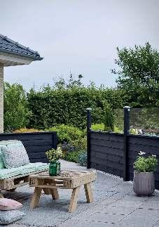 HEGN MED UDSIGT SKAB LÆ OG HAVEHYGGE HELE ÅRET Det nye PLUS Klink profilhegn er ideelt til at skabe en fleksibel, naturlig og tryg ramme om haven eller terrassen.