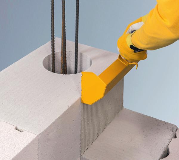 For at udføre en armeret betonsøjle, skal søjlens armering blot forbindes i bunden, enten direkte til fundamentet, eller i den nederste 10 mm mørtelfuge med tværgående armering, (afhængig af